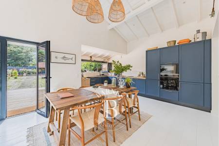 ENSEMBLE DE DEUX MAISONS RÉNOVÉES AU PIED DES DUNES AU CAP FERRET