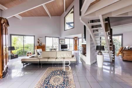 ÉLÉGANTE VILLA FAMILIALE DE 162 M² AVEC PISCINE ET JARDIN AU PYLA-SUR-MER