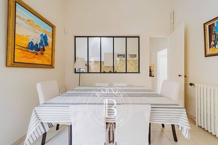 4. Chambre élégante et lumineuse dans une villa de luxe.