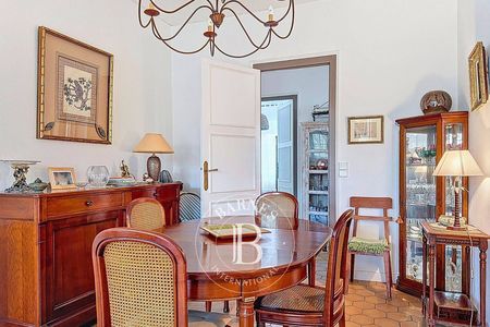 VILLA ARCACHONNAISE DANS LE CENTRE D’ARCACHON, AVEC DÉPENDANCE ET GARAGE, PLAGE À PIEDS