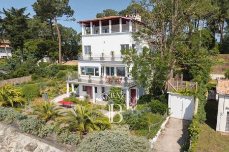VILLA HISTORIQUE EN PREMIÈRE LIGNE AU CAP FERRET, AVEC ACCÈS PRIVATIF À LA PLAGE