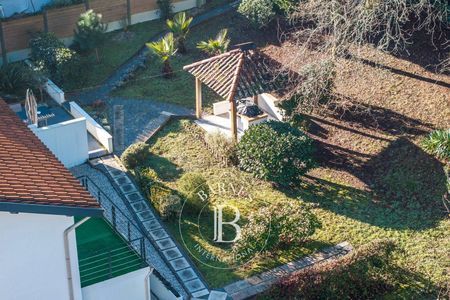 MAGNIFIQUE VILLA FAMILIALE RÉNOVÉE AVEC PISCINE AU SEL ET JARDIN ARBORÉ À ARCACHON