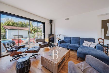 3. Salon moderne avec poêle à bois, villa de prestige Arcachon.