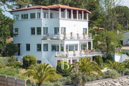 VILLA HISTORIQUE EN PREMIÈRE LIGNE AU CAP FERRET, AVEC ACCÈS PRIVATIF À LA PLAGE