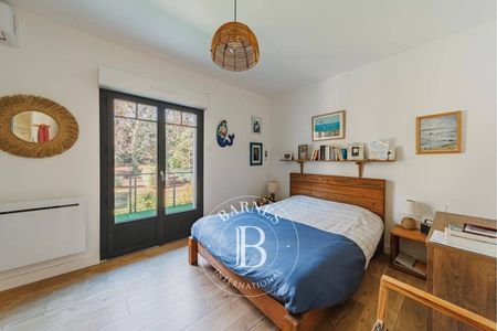 MAGNIFIQUE VILLA FAMILIALE RÉNOVÉE AVEC PISCINE AU SEL ET JARDIN ARBORÉ À ARCACHON