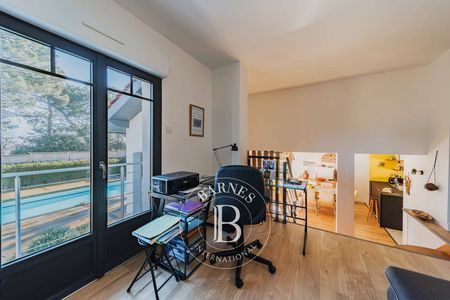 MAGNIFIQUE VILLA FAMILIALE RÉNOVÉE AVEC PISCINE AU SEL ET JARDIN ARBORÉ À ARCACHON