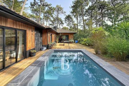 PROPRIÉTÉ AVEC DÉPENDANCES ET PISCINE DANS LE VILLAGE L’HERBE, SUR LA PRESQU’ÎLE DU CAP FERRET