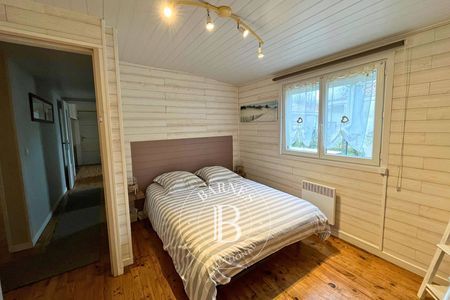 10. Vue aérienne d’une propriété à Arcachon avec piscine et gîtes