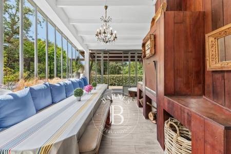 Jardin fleuri et entretenu autour d’une villa au Pyla