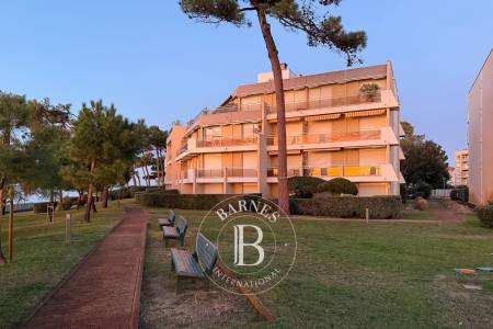 APPARTEMENT DE 51 M² EN PREMIÈRE LIGNE, VUE BASSIN, SITUÉ AU MOULLEAU
