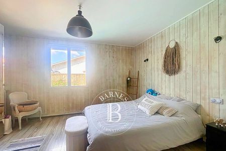 Villa avec local à vélos et carport, accès privé sécurisé