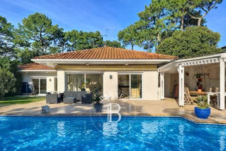 MAGNIFIQUE VILLA FAMILIALE RENOVÉE, 6 CHAMBRES ET PISCINE, AU PYLA-SUR-MER