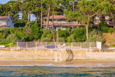 SPLENDIDE VILLA SITUÉE EN PREMIÈRE LIGNE AU PYLA-SUR-MER