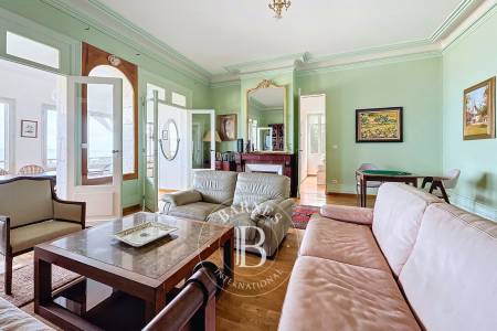 APPARTEMENT EN FRONT DE MER AVEC VUE SUR LE BASSIN, 2 CHAMBRES ET DEUX PARKINGS À ARCACHON
