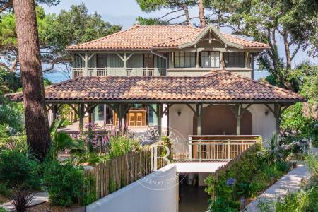 SPLENDIDE VILLA SITUÉE EN PREMIÈRE LIGNE AU PYLA-SUR-MER