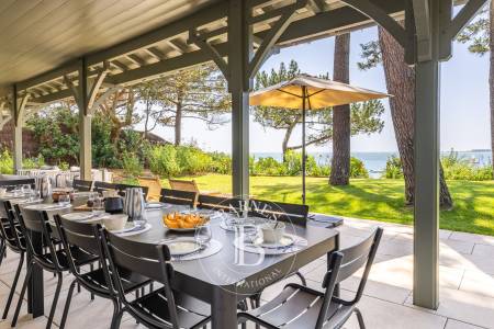 SPLENDIDE VILLA SITUÉE EN PREMIÈRE LIGNE AU PYLA-SUR-MER