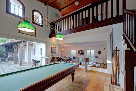 VILLA EN BOIS AVEC PISCINE A VENDRE ^PYLA SUR MER