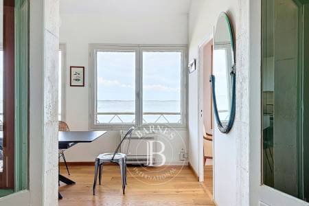 APPARTEMENT EN FRONT DE MER AVEC VUE SUR LE BASSIN, 2 CHAMBRES ET DEUX PARKINGS À ARCACHON