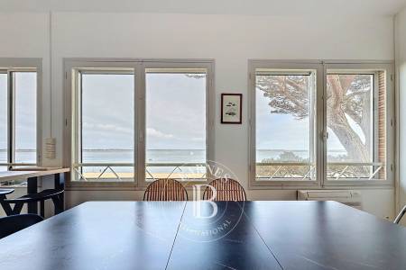APPARTEMENT EN FRONT DE MER AVEC VUE SUR LE BASSIN, 2 CHAMBRES ET DEUX PARKINGS À ARCACHON