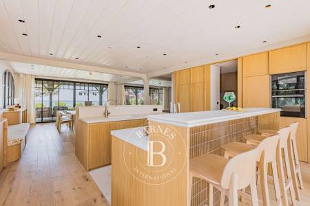 SPLENDIDE VILLA SITUÉE EN PREMIÈRE LIGNE AU PYLA-SUR-MER