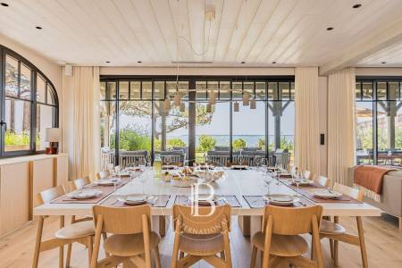 SPLENDIDE VILLA SITUÉE EN PREMIÈRE LIGNE AU PYLA-SUR-MER