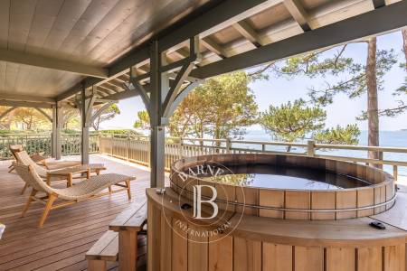 SPLENDIDE VILLA SITUÉE EN PREMIÈRE LIGNE AU PYLA-SUR-MER