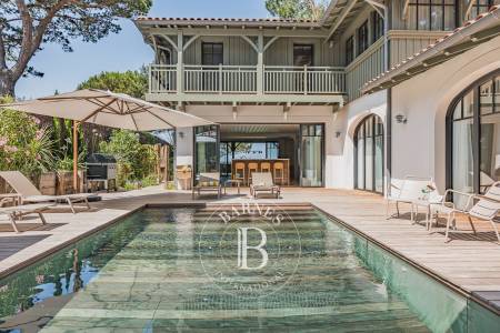 SPLENDIDE VILLA SITUÉE EN PREMIÈRE LIGNE AU PYLA-SUR-MER