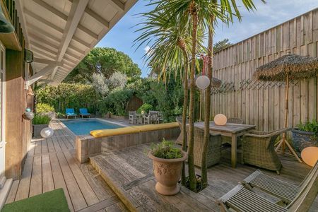 VILLA BOIS DE CHARME AVEC PISCINE A VENDRE PROCHE PHARE ET CENTRE CAP FERRET