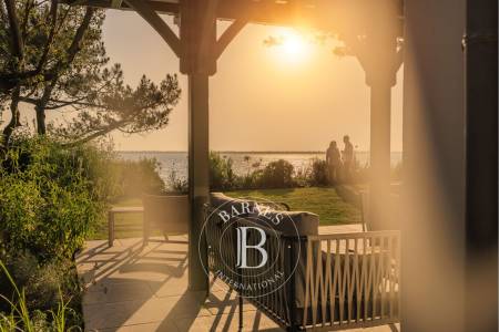 SPLENDIDE VILLA SITUÉE EN PREMIÈRE LIGNE AU PYLA-SUR-MER
