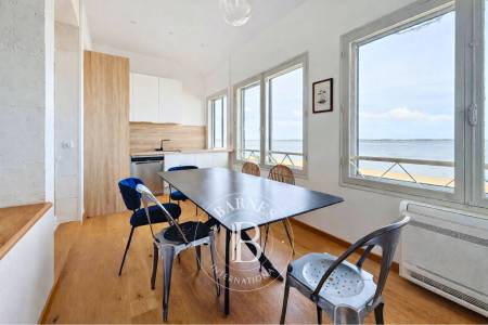 APPARTEMENT EN FRONT DE MER AVEC VUE SUR LE BASSIN, 2 CHAMBRES ET DEUX PARKINGS À ARCACHON
