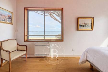 APPARTEMENT EN FRONT DE MER AVEC VUE SUR LE BASSIN, 2 CHAMBRES ET DEUX PARKINGS À ARCACHON