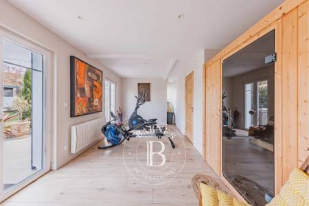 VILLA ARCACHONNAISE RÉNOVÉE AVEC PISCINE DANS UN EMPLACEMENT RECHERCHÉ À ARCACHON