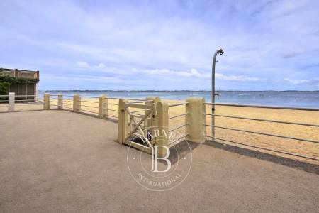 APPARTEMENT EN FRONT DE MER AVEC VUE SUR LE BASSIN, 2 CHAMBRES ET DEUX PARKINGS À ARCACHON