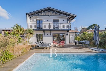 1. Villa rénovée haut de gamme au Bassin d’Arcachon avec piscine et jardin.