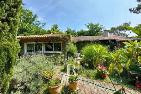 EXCEPTIONNEL ENSEMBLE IMMOBILIER, DANS UN QUARTIER RECHERCHÉ DU CAP FERRET