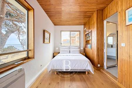 APPARTEMENT EN FRONT DE MER AVEC VUE SUR LE BASSIN, 2 CHAMBRES ET DEUX PARKINGS À ARCACHON