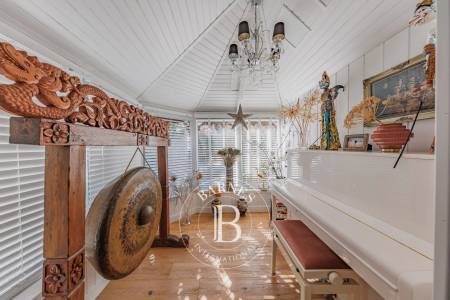 Salle à manger lumineuse avec vue sur jardin – Bassin d’Arcachon