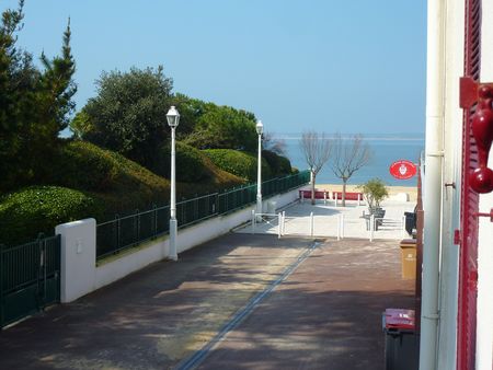 APPARTEMENT À VENDRE MOULLEAU CENTRE VILLE ACCÈS DIRECT À LA PLAGE