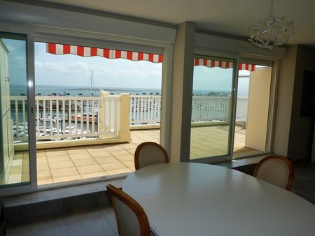 La grande terrasse de 27 m2 de cet appartement à vendre domine le Port de Plaisance d'Arcachon