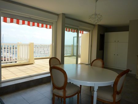 Dans une résidence très recherchée, appartement à vendre de 48 m2 avec terrasse de 27 m2 vue mer Arcachon 33120
