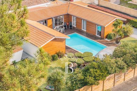 VILLA EN BOIS DANS LE CENTRE VILLE DE BISCARROSSE