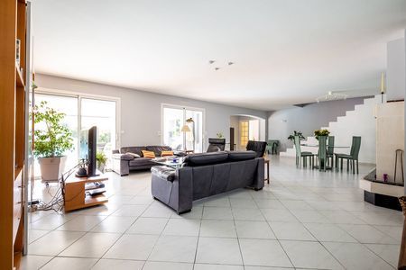 VENTE GRANDE VILLA TRADITIONNELLE AVEC VASTE SÉJOUR LA HUME