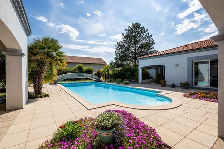 GRANDE VILLA AVEC PISCINE A VENDRE LA HUME 33470