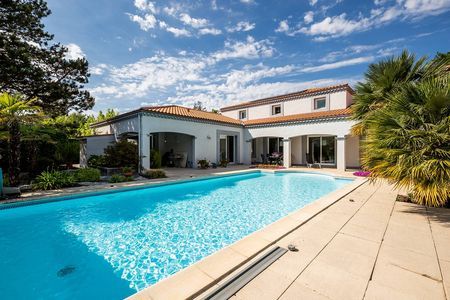 GRANDE VILLA AVEC PISCINE A VENDRE GUJAN MESTRAS