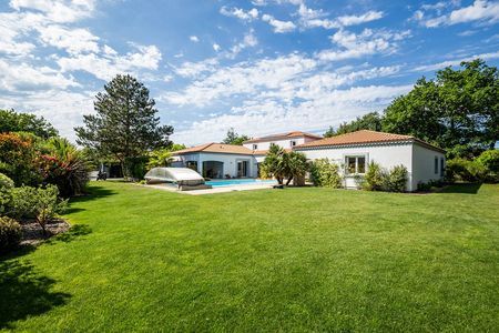 GRANDE VILLA AVEC 7 CHAMBRES PISCINE DOUBLE GARAGE A VENDRE LA HUME GUJAN 33470