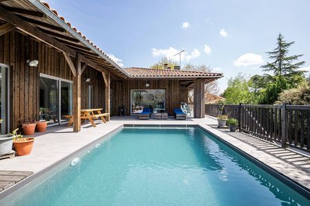 JOLIE VILLA EN BOIS A VENDRE QUARTIER CALME GUJAN MESTRAS AVEC PISCINE CHAUFFÉE