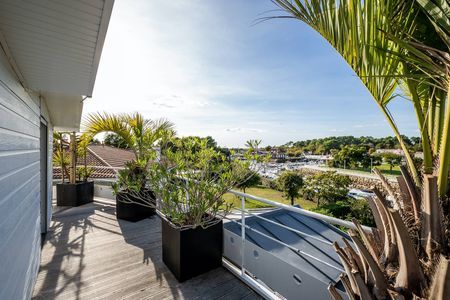 VILLA AVEC VUE SUR LE PORT DE LANTON À VENDRE