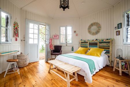 AUTHENTIQUE VILLA AVEC CABANES EN BOIS A VENDRE SUR LE LAC DE LACANAU