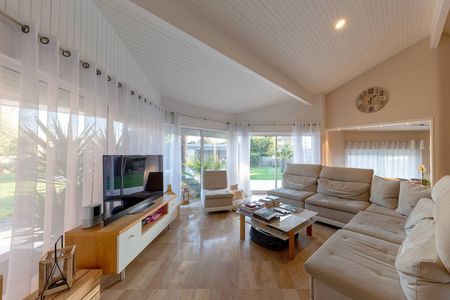 GRANDE VILLA CONTEMPORAINE DE PLAIN PIED AVEC PISCINE ET DÉPENDANCES A VENDRE BASSIN D'ARCACHON