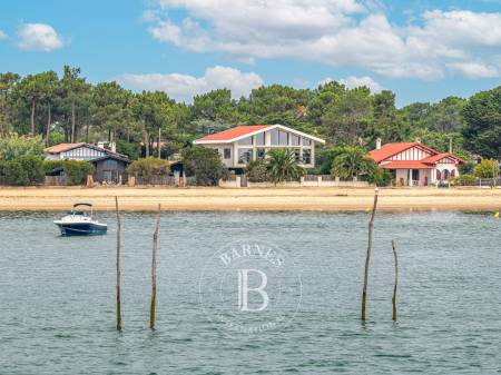 VILLA D’ARCHITECTE EN PREMIÈRE LIGNE AVEC PISCINE INTÉRIEURE – CAP FERRET